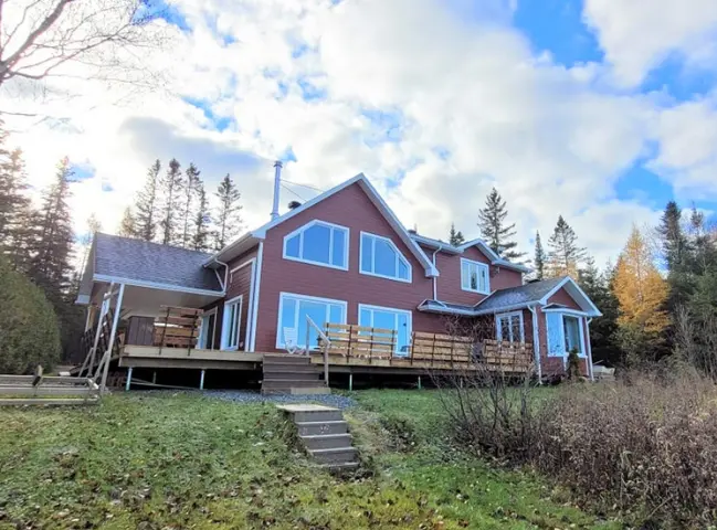 Maison bord de lac construction