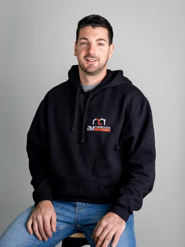 Employé charpentier menuisier Pierre-Luc équipe