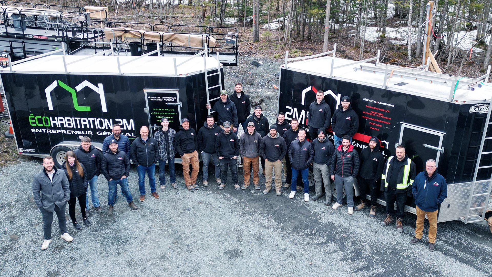 Équipe employés charpentiers menuisiers 