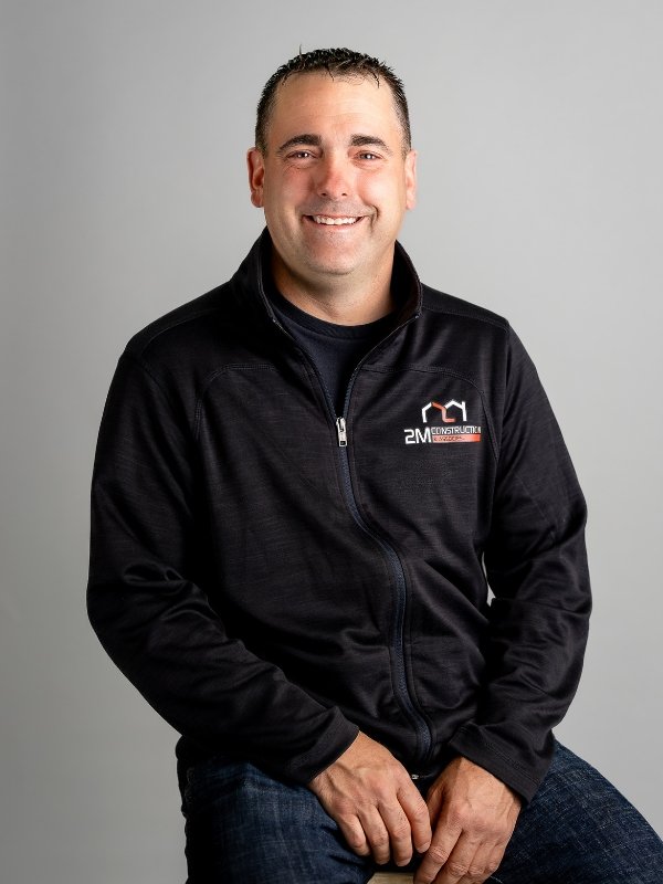 Employé charpentier menuisier Pierre-Luc équipe