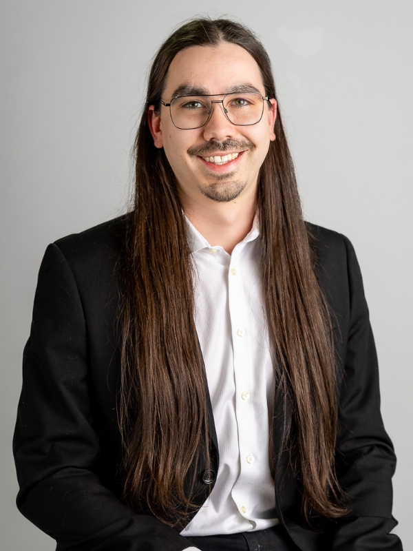 Employé charpentier menuisier Pierre-Luc équipe