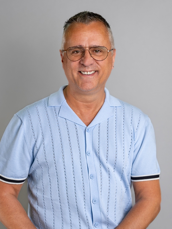 Employé charpentier menuisier Pierre-Luc équipe