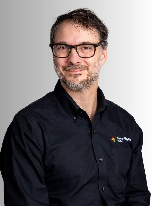 Employé charpentier menuisier équipe Ricky Mathers 