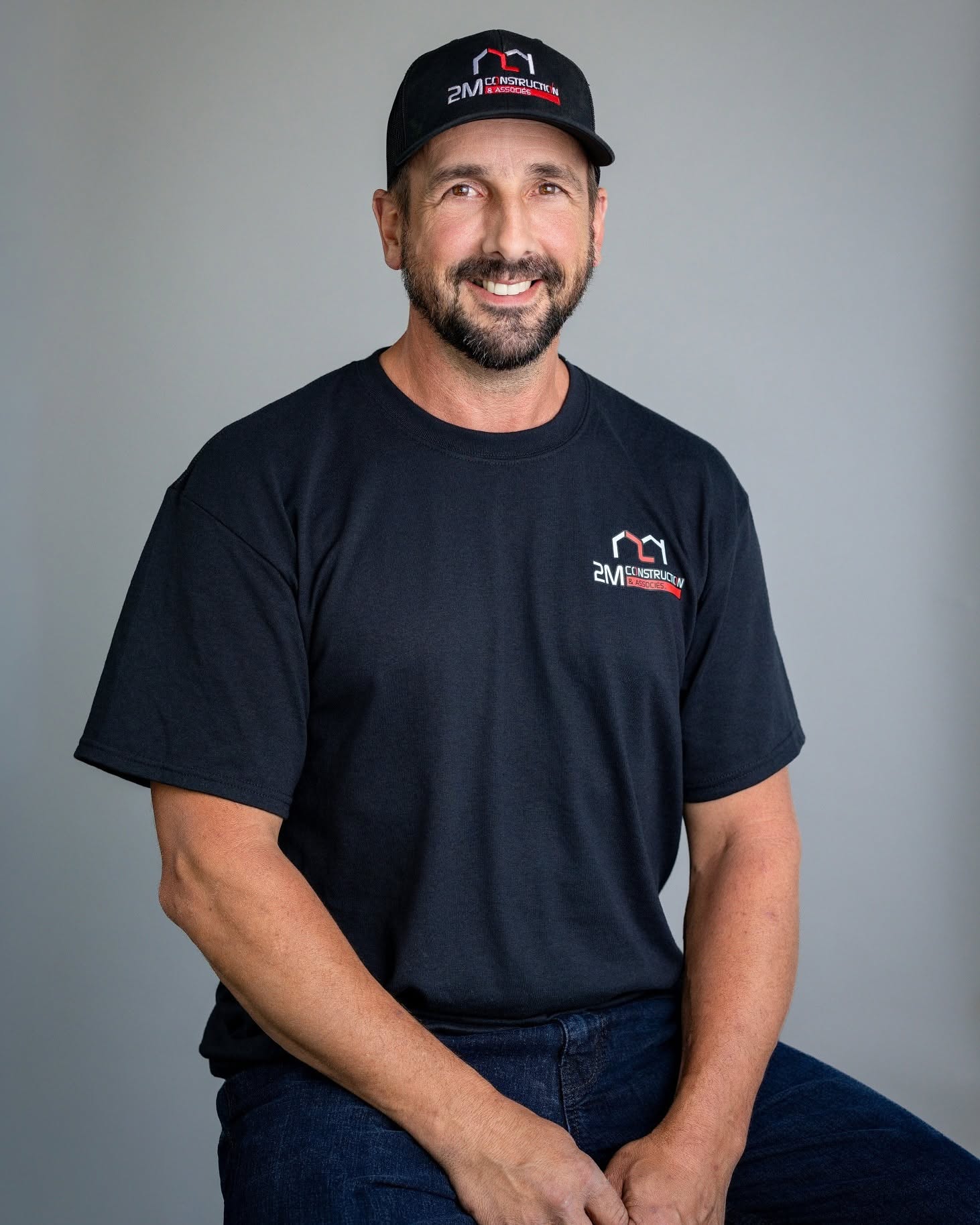 Employé charpentier menuisier équipe Ricky Mathers 