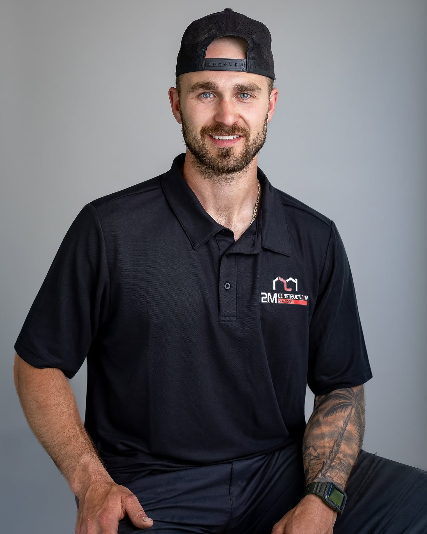 Employé charpentier menuisier équipe Ricky Mathers 
