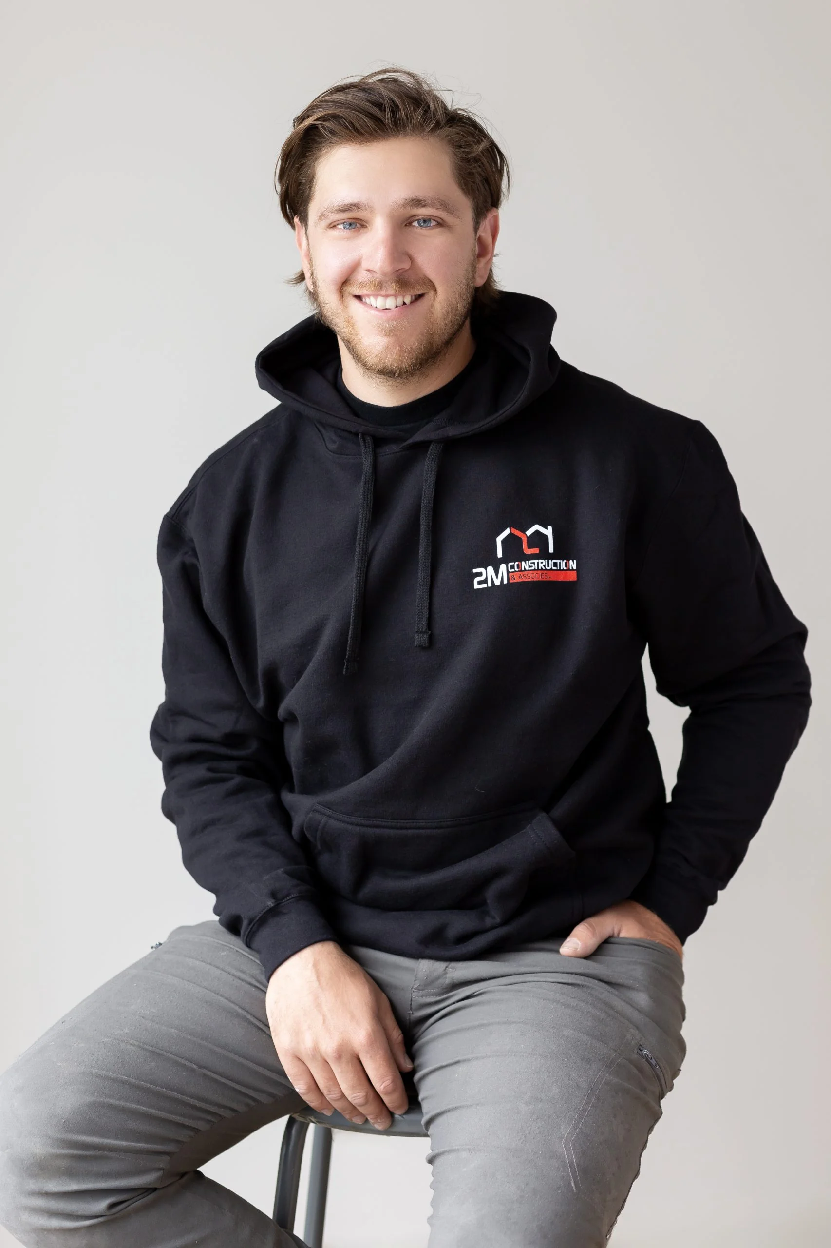 Employé charpentier menuisier équipe Ricky Mathers